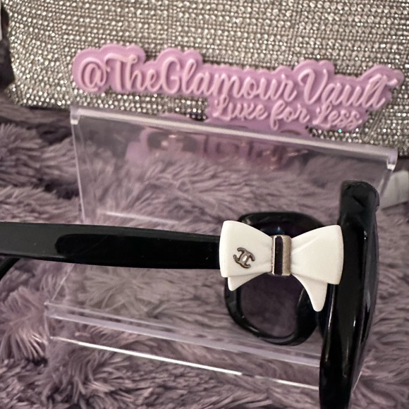 CHANEL Accessories - 🔥🕶️ CHANEL Black&White Bow Logo Sunglasses. Adorable&Beautiful! Great condition